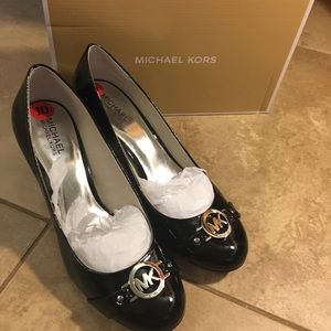 Patent leather Michael Kors rounded toe pumps